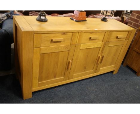 A MODERN LIGHT OAK SIDEBOARD W 165 CM 