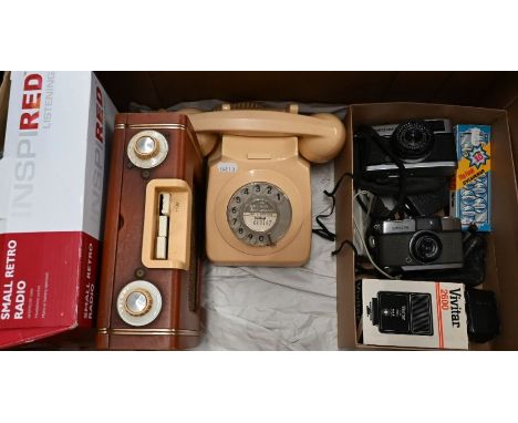 An Olympus-Pen camera, no 343589, to/w an Olympus Trip 35 with instructions, Avigo exposure meter, flash unit with box of Syl