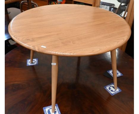 An Ercol elm and beech circular coffee table 1960s/70s, 75 cm dia x 45 cm h