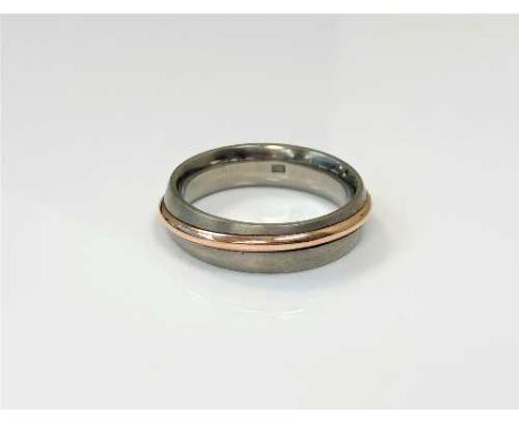 A gent's titanium and rose gold band ring, size U