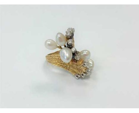 An 18ct gold pearl and diamond abstract ring, size G