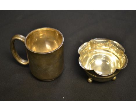 A George V silver mug, Chester 1914; an Edwardian sugar basin, Birmingham 1904 (2), 5oz 