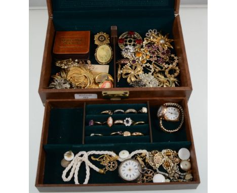 A jewel box of gold, silver and costume jewellery - thirteen rings, diamond, ruby, cameo, sapphire, synthetic stones, two vin