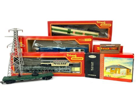 COLLECTION OF TRI-ANG RAILWAYS MODELS AND OTHER RAILWAY ITEMS, including a boxed Car Transporter, boxed Pullman train, Ambula