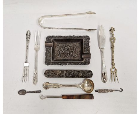 Silver-coloured metal ashtray 'Souvenir Tilberg Rieka, Anton Di Kliyer', a pair of silver sugar tongs&nbsp;and other silver c