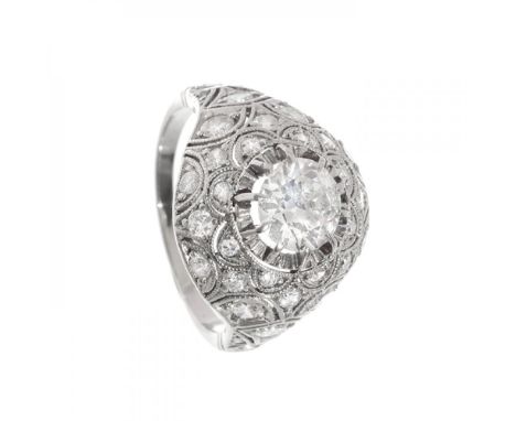 Ring in platinum and diamonds. Bombé model with central diamond K SI with ca. 1ct. The brilliant has a small flake next to on