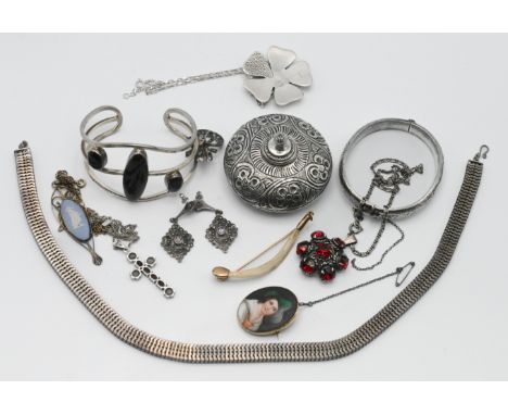 An assortment of silver jewellery to include a five leaf clover pendant on chain, bangle etc.