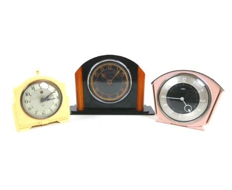 Three vintage Bakelite mantel clocks, two electric and a working Metamec manual wind clock (3)Condition: the Metamec clock, a