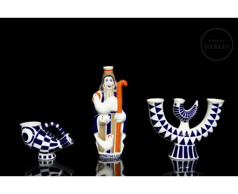 Modelled and enamelled porcelain. Set comprising a vessel, a two-light candlestick and a decorative figure of Santo Domingo d