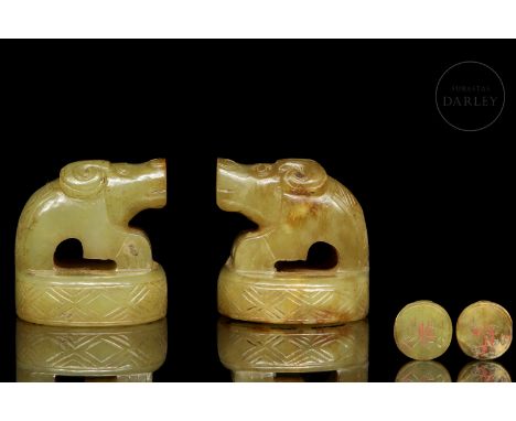 Two small seals of beautiful yellow jade with light reddish and golden veins. On a circular base decorated in profile with a 