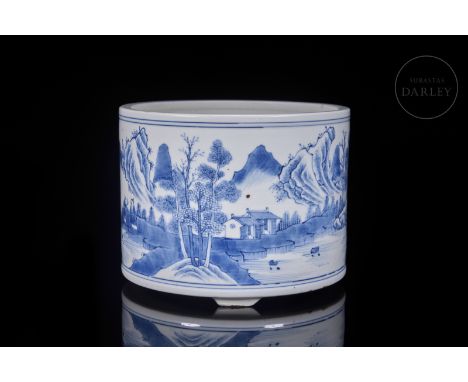 Ceramic modelled in the form of a vessel, with a wide, tubular body resting on three elongated trapezoidal feet. It is decora