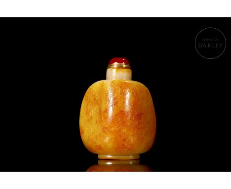 White jade with intense amber and reddish flecks. It has a short, elliptical base on which the rounded body of the bottle is 