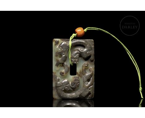Yellow jade ?? (Huáng yù) from Hetian in the form of a plate carved on both sides. It changes from inside to outside with car