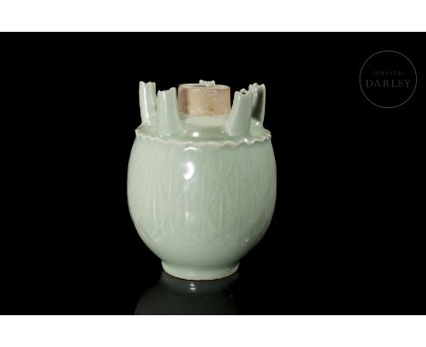 Glazed ceramic vessel, covered with a beautiful celadon glaze of a soft greenish hue typical of Longquan kiln manufacture. It