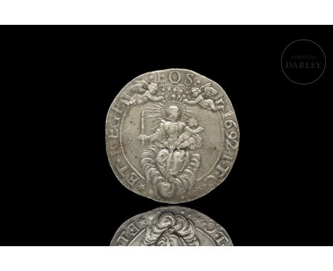Silver coin with two shields of the Republic of Genoa, dated ‘1692’. It is well preserved.  Diameter: 57 - 58 mmWeight: 76.7 