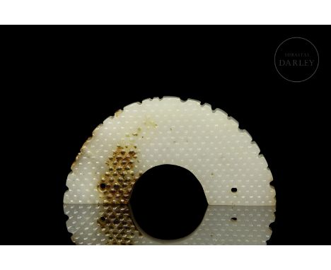 Made of white jade with brown spots. Ornament ‘??’ (Yù huáng) in a semi-circular shape, with a jagged outline and a surface c