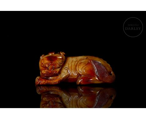 Jade of an ochre colour, covered with intense reddish-gold flecks. It shows the image of a lion in the traditional style, lyi