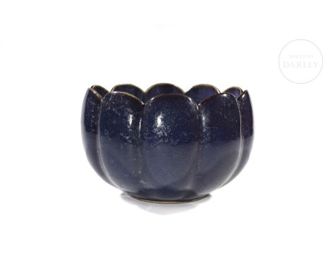 Ceramic modelled in the form of a bowl with a narrow circular base and foliate profile, in the shape of petals that form the 