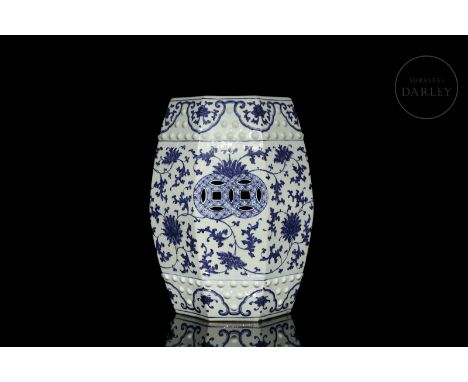 Ceramic modelled and decorated with cobalt-blue and white underglaze glaze. It is octagonal in shape, with a curved profile, 