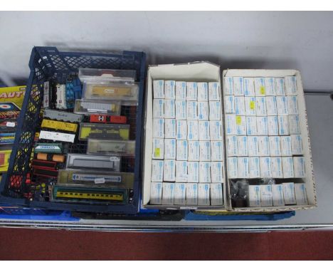 Twenty 'N' Gauge Items of U.S.A Outline Rolling Stock Cased and Loose; tank wagons, box vans hoppers, etc by Roco, Bachmann, 
