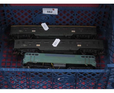 A Hornby Acho 'HO' Gauge Bo-Bo R/No BB16009 Twin Pantograph Electric Locomotive of The S.N.C.F; plus two Acho S.N.C.F coaches