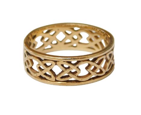 A wedding band, pierced Celtic knot form, yellow metal marked 375, size R, 3.6g.