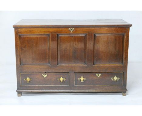 George III oak mule chest, circa 1780-1800, three plank top with candle box interior, over three fielded panel front and two 