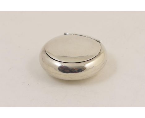 George V silver squeeze opening snuff box, Birmingham 1924, of circular form,  7.5cm diameter, weight approx. 69g (2.2 troy o