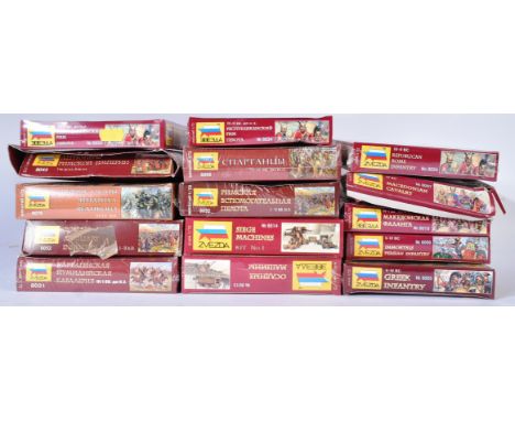 Model Kits - a collection of boxed 1:72 scale Zvezda Roman &amp; ancient model sets, to include 8068 Spartans, 8015 Siege Mac