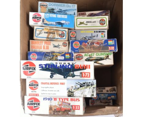 Model Kits - a collection of x16 vintage Airfix plastic model kits to include of assorted scales to include; 1/72 scale Flyin