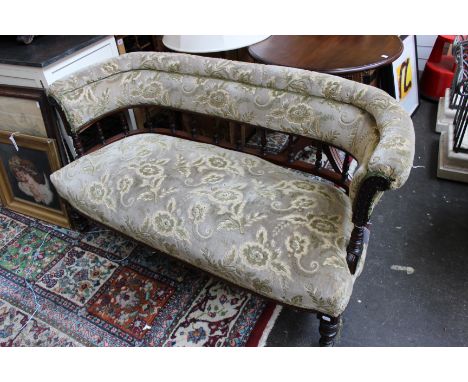 An Edwardian mahogany sofa 