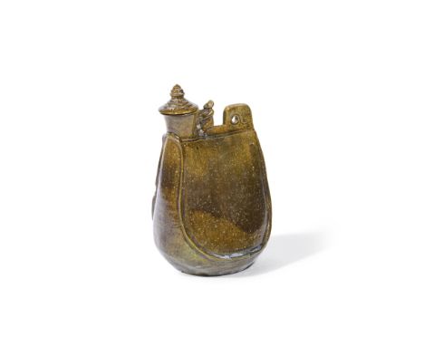 GOURDE EN TERRE CUITE ÉMAILLÉE VERTE OLIVEDynastie Liao (907-1125)AN OLIVE-GREEN GLAZED POTTERY FLASK AND COVER Liao DynastyM