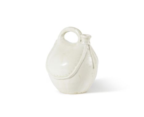 GOURDE EN GRÈS À GLAÇURE BLANCHEFin de la Dynastie Tang (618-906)/Période des Cinq Dynasties (907-960)A WHITE-GLAZED BAG-SHAP