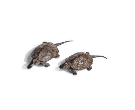 DEUX PETITS MODÈLES DE TORTUES EN BRONZE PATINÉ, SIGNÉS SUIGAKUJapon, période Meiji (1868-1912) ou Taisho (1912-1926)TWO SMAL