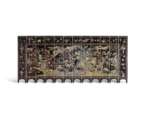 MAGNIFIQUE ET RARE PARAVENT À DOUZE FEUILLES EN LAQUE DE COROMANDELÉpoque Kangxi (1662-1722)A MAGNIFICENT LARGE TWELVE-PANEL 