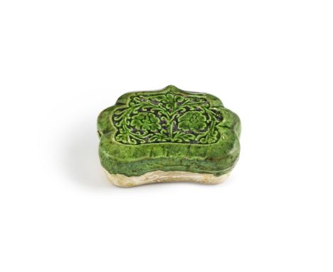RARE PETIT OREILLER EN GRÈS CIZHOU ÉMAILLÉ VERTXe/XIe siècleA RARE SMALL CIZHOU MOULDED GREEN-GLAZED PILLOW 10th/11th century