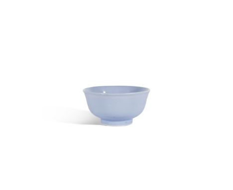 RARE BOL EN PORCELAINE MONOCHROME CLAIR-DE-LUNEMarque et probablement de l'époque Yongzheng (1723-1735)A 'CLAIR-DE-LUNE'-GLAZ