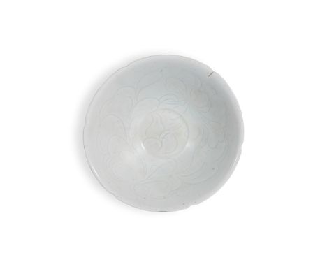 BOL EN PORCELAINE QINGBAIDynastie des Song du Sud (1127-1279)A CARVED QINGBAI 'PEONY' BOWL Southern Song DynastyOf deep conic