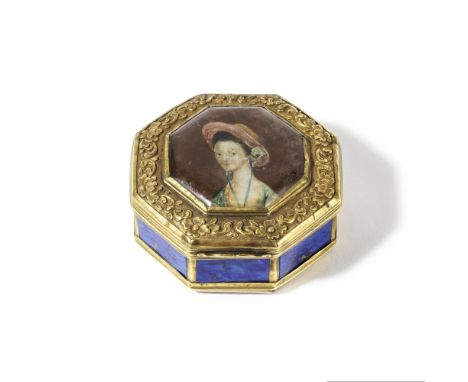 RARE TABATIÈRE EN LAPIS LAZULI ET FIXÉ SOUS VERREÉpoque Qianlong (1736-1795)A RARE GILT-METAL, LAPIS LAZULI AND REVERSE GLASS