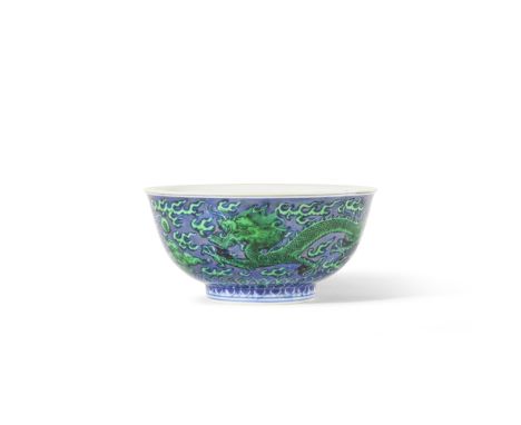 BOL EN PORCELAINE ÉMAILLÉE VERT SUR FOND BLEUMarque et époque Kangxi (1662-1722)A GREEN-ENAMELLED BLUE-GROUND 'DRAGON' BOWLKa