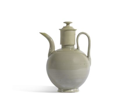 VERSEUSE COUVERTE EN GRÈS CÉLADONDynastie des Song du Nord（960-1127)A CELADON-GLAZED EWER AND COVERNorthern Song DynastyPotte