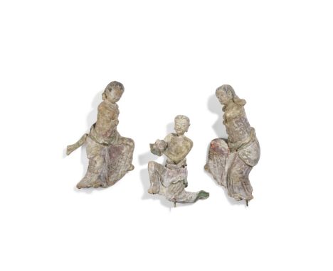 ENSEMBLE DE TROIS PETITES STATUETTES EN STUC POLYCHROMEDynastie Yuan/Ming (1171-1644)THREE RARE POLYCHROME STUCCO FIGURES Yua