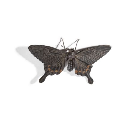 PAPILLON MACHAON ARTICULÉ EN SHAKUDO, JIZAI OKIMONOJapon, période Meiji (1868-1912) ou Taisho (1912-1926)AN INLAID SHAKUDO JI