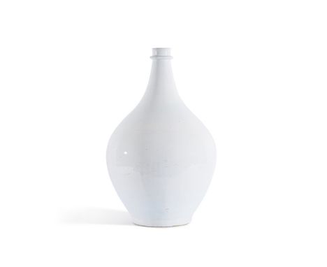GRAND VASE BALUSTRE EN PORCELAINE À GLAÇURE BLANCHECorée, Dynastie Joseon, XIXe siècle A LARGE WHITE-GLAZED BALUSTER VASEKore