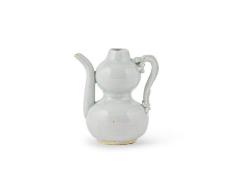 PETITE VERSEUSE EN PORCELAINE QINGBAIDynastie des Song du Sud (1127-1279)A SMALL QINGBAI DOUBLE-GOURD-SHAPED EWERSouthern Son