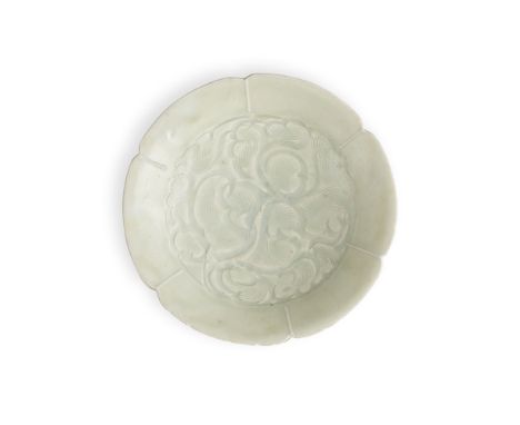 COUPELLE EN PORCELAINE QINGBAIDynastie des Song du Sud (1127-1279)A CARVED QINGBAI FOLIATE-SHAPED DISHSouthern Song DynastyWi