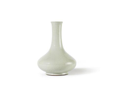 TRÈS RARE VASE BOUTEILLE EN PORCELAINE À GLAÇURE DE TYPE 'GUAN'Marque et époque Yongzheng (1723-1735)A RARE GUAN-TYPE PEAR-SH