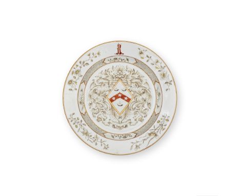 GRAND PLAT EN PORCELAINE ARMORIÉE À DÉCOR EN GRISAILLEÉpoque Yongzheng (1723-1735), vers 1740A LARGE CHINESE EXPORT GRISAILLE