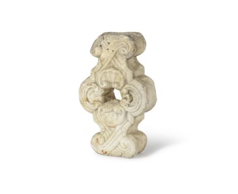 RARE FRAGMENT D'ARCHITECTURE EN MARBRE BLANC SCULPTÉÉpoque Qianlong (1736-1795)A RARE WHITE MARBLE ARCHITECTURAL FRAGMENTQian