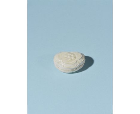 RARE PETITE BOÎTE COUVERTE EN PORCELAINE DINGDynastie des Song du Nord（960-1127), XIe/XIIe siècleA RARE SMALL MOULDED DING BO